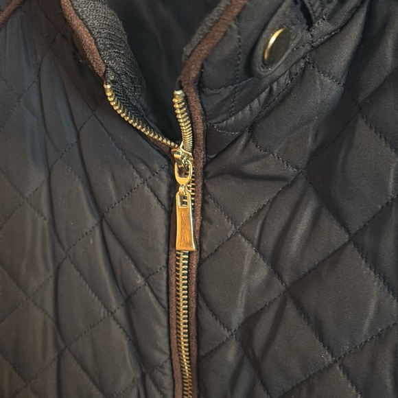 Women's Black Quilted Vest - Picture 4 of 5